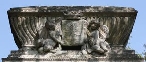 알레한드로 마리아 아과도의 외부 묘지 궤, 파리 페르 라셰즈 묘지에 있음; 1844년 제작