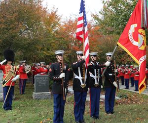 수자의 묘에서 열리는 연례 군사 기념식