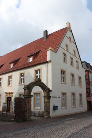 하우스 슈테른}}관. 1760년 8월, 페르디난트 공은 여기에 주둔했다.