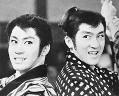 마쓰카타 히로키와 공동 출연한 『꽃갓 두 젊은이』（1961년）.