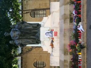 발레타의 그레이트 시지 기념비 맞은편 법원 앞에서 다프네 카루아나 갈리지아에게 바쳐진 꽃, 촛불 및 조공물