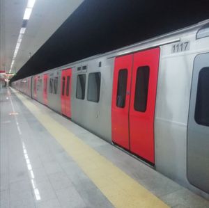 셰히틀레르 지하철역과 열차 (M4)