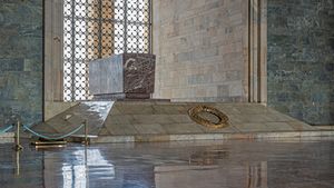 명예의 전당 내부 아타튀르크 묘의 상징적인 석관.