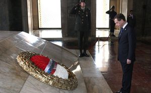 러시아 대통령 드미트리 메드베데프가 명예의 전당 내부 아타튀르크 묘의 석관에 화환을 놓는 모습.