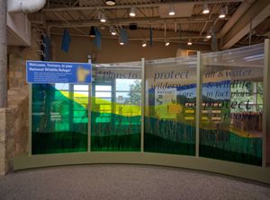 미네소타 계곡 국립 야생동물 보호구역의 블루밍턴 방문자 센터에서 포켓몬 GO 플레이어를 환영하고 안전하게 플레이하도록 권장하는 표지판