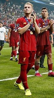 엘리엇은 2019년 UEFA 슈퍼컵에서 리버풀과 함께 우승을 차지했다.