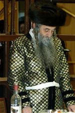 도로호이 랍비가 전통적인 랍비 안식일 복장을 하고 있다.