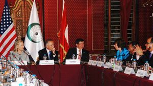 다부토울루(왼쪽에서 세 번째)가 2011년 이슬람 협력 기구 회의에 참석한 모습