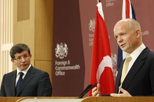 다부토울루는 2010년 공동 기자 회견에서 전 영국 외무 장관 윌리엄 헤이그와 함께