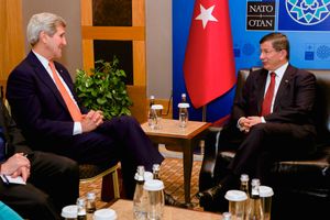 아흐메트 다부톨루 총리가 2015년 5월 13일 안탈리아에서 열린 NATO 각료 회의에서 존 케리 미국 국무장관과 만났다.