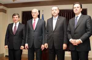 다부토울루와 레제프 타이이프 에르도안은 전 그리스 총리 조르지오스 파판드레우와 외무장관 디미트리스 드루차스와 함께 있다.