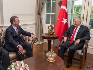 2016년 10월 21일 앙카라에서 미국의 국방부 장관 애슈턴 카터를 만나는 이을드름