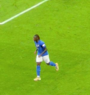 2021년 UEFA 네이션스 리그 결선 토너먼트에서 이탈리아와 함께 있는 킨