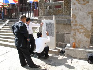 중국산둥성태산에서 탁본을 하는 모습