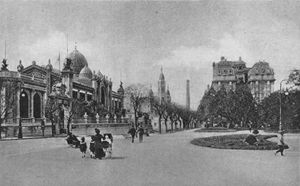 1920년 산 마르틴 광장의 모습, 아르헨티나 파빌리온(왼쪽)이 미술관으로 공원을 장식하고 있었다