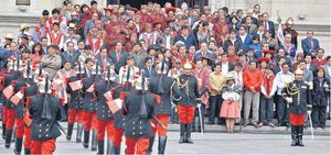 대통령 근위대인 니에토 기병 연대의 근위병 교대식