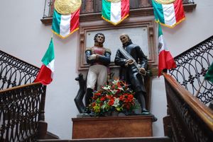 시청에 있는 아옌데와 이달고의 동상
