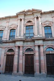 20세기 초에 지어진 안젤라 페랄타 극장