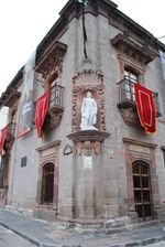 이그나시오 아옌데의 조각상이 있는 아옌데 하우스 코너