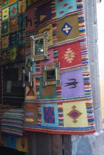 역사 지구에 있는 공예품 상점 입구