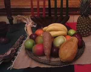 과일과 채소와 함께 콴자 상징을 전시