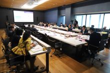 사파야-사파사탄(태국 신 국회의사당)의 위원회 회의실에서 열린 상임 위원회 회의