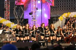 2011년 5월 14일 2018 평창 동계 올림픽 유치 기원 국민대합창에서 '훗 (Hoot)' 공연 중의 소녀시대