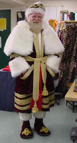 전통적인 유럽 스타일의 산타 의상