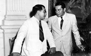 기안야르 왕 이데 아낙 아궁 게데 아궁(Ide Anak Agung Gde Agung)과 대화 중인 술탄 하미드 2세(1949년경)