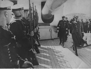 쿠트셰바 장군이 1935년 독일 중순양함 도이칠란트 호에서 롤프 카를스 제독과 함께, 킬