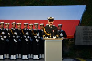 2018년 베스테르플라테 전투 79주년 기념식에서 연설하는 폴란드 해군 장교