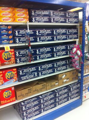 알래스카 우트키아그빅의 AC 밸류 스토어("큰 상점")에 있는 세일러 보이 파일럿 브레드 판매대