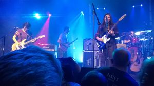 2017년 프랑스 파리에서 공연하는 브리더스