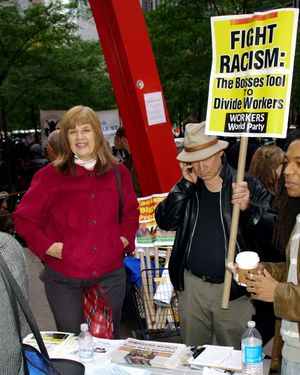 2011년 10월 점령 시위(Occupy Wall Street)에서 노동자세계당 정보 부스를 운영하는 당원들