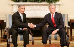 2006년 1월 24일 백악관에서 조지 W. 부시 미국 대통령과 함께한 샤우카트 아지즈