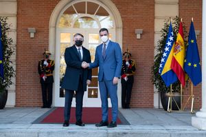 2022년 2월 9일, 페드로 산체스 스페인 총리와 함께 있는 콤시치