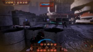 전투 중 플레이어는 행동을 일시 정지하여 적을 조준하고 분대원에게 다른 능력을 선택할 수 있습니다. 적의 생명력 바는 화면 상단 프레임에 표시됩니다.