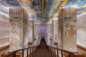 첫번째 중앙실 (기둥 중앙실). 두번째 복도로 내려가는 경사로 윗쪽 중앙에 오시리스의 이중 벽화가 보인다.