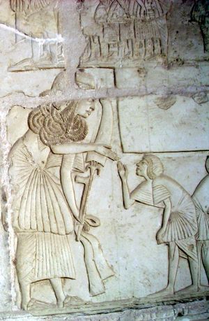 호렘헤브 무덤에서 나온 부조. '명예의 금' 목걸이를 받는 모습.