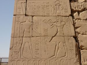 카르나크의 10번째 탑문에서 아문에게 제물을 바치는 호렘헤브의 부조