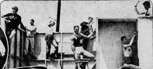 1932년 올림픽 선수촌 건설을 돕는 선수들(왼쪽부터 프랭크 위코프, 빅 윌리엄스, 레비 케이시, 밥 홀, 허먼 브릭스, 헥터 다이어, 버스터 크래브)