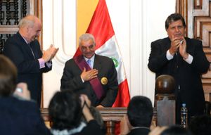 페루 대통령 알란 가르시아가 자히 하와스에게 페루 태양 훈장의 그랜드 크로스 훈장을 수여하고 있다. (리마, 2011년 7월 4일).