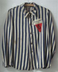 다하우 수용소의 수감자 유니폼. 빨간 삼각 (글자 "B" 포함)은 착용자가 벨기에 출신 정치범임을 나타낸다.