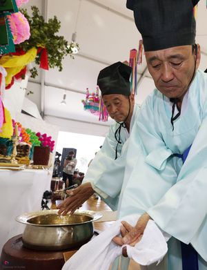 축제에서 행해지는 의례적인 세척 (2014)