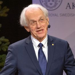 2018년 12월 스톡홀름에서 열린 노벨 언론 기자 회견 중 제라르 무루