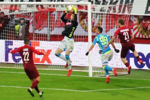 밀리크(오른쪽에서 두 번째)가 2019년 FC 잘츠부르크와의 경기에서 나폴리를 위해 뛰고 있다