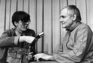얀초(오른쪽)이 마자르 라디오를 위해 인터뷰를 하고 있다(1980년)