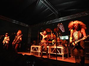 아로노프스키의 이전 작품들과 달리 더 레슬러는 글램 메탈 밴드 Ratt 등의 사전 녹음된 팝 음악 사운드트랙을 사용했다.