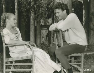 세트장에서 휴식을 취하는 수잔 셴탈과 로렌스 하비