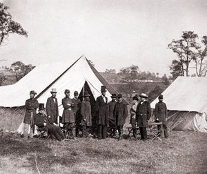 1862년 10월 앤티텀에서 왼쪽에 앉아 있는 라몬과 링컨